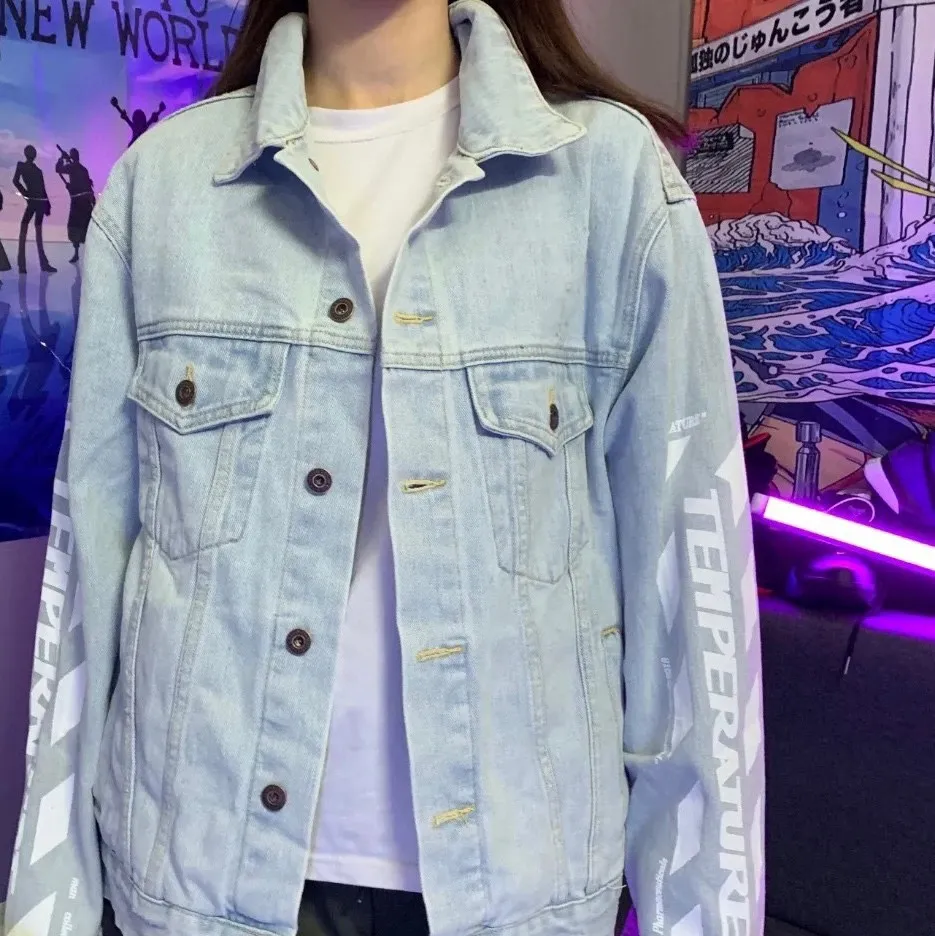 ♻️💯Upper body reference model picture❤️Top tested version OFF WHITE OW new tape patch arrow Zebra Crossing OW men's and women's couple denim jacket original quality 22 brand new official collar label, truly over-the-top version Off-white 2022SS BLACK TAPE ARROWS DENIM JACKET strip denim jacket, distinctive signature, unique high street style! The latest rubber strip industrial style elements in spring and summer (the main focus this season), heavy denim, more tough and retro, the main elements are heavily processed and have a micro profile, which can be worn by both men and women! Street arrow denim, a full set of customized accessories! Strict quality control! The same level as purchasing counters! Extremely difficult, don’t be afraid of any comparison! Color: washed blue Size: XS-L P:560